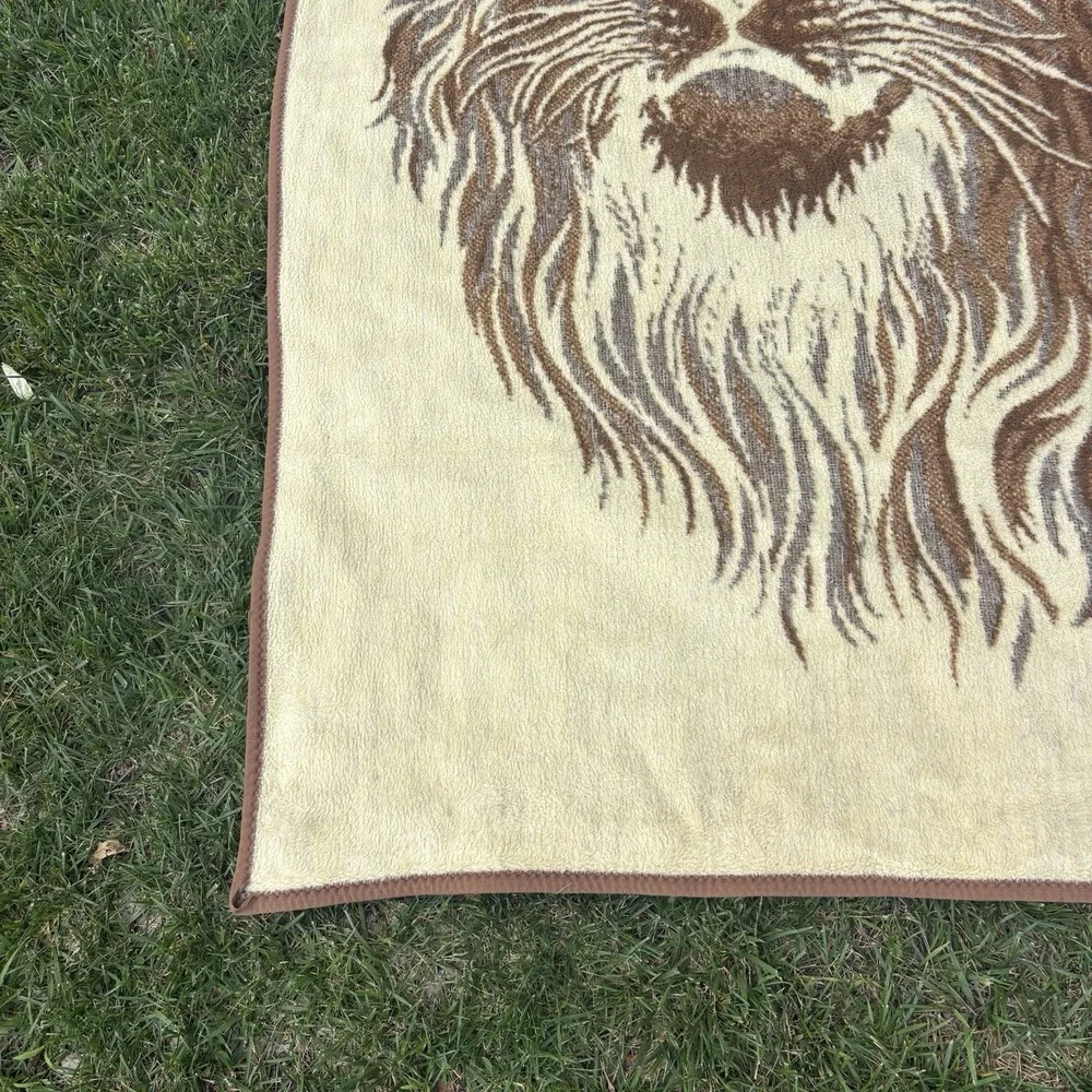 Vintage Lion Blanket Throw Acrylic Crown Crafts Vuteks Brown Reversible 60x80
